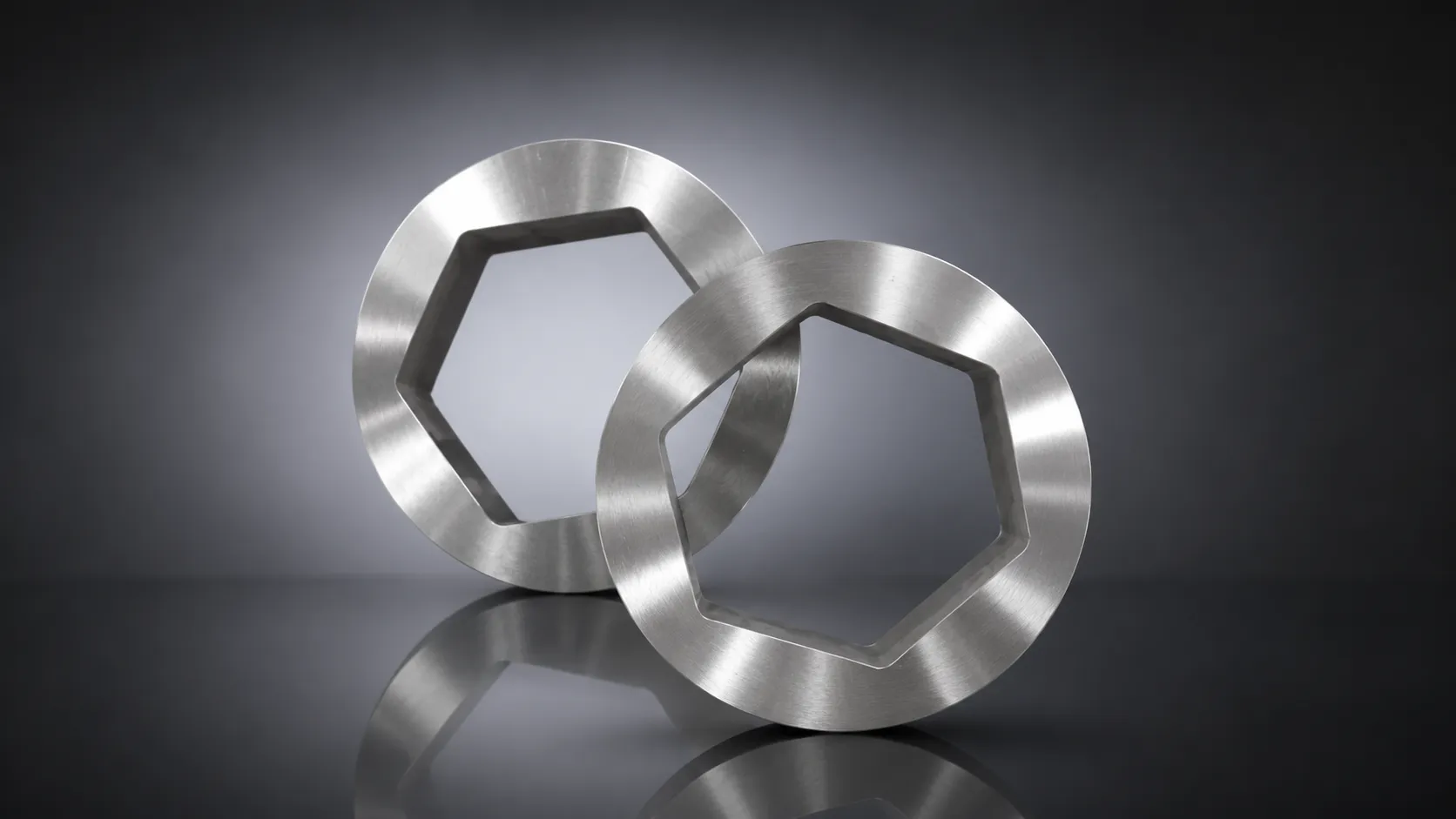 Spacer for double-shaft shredder